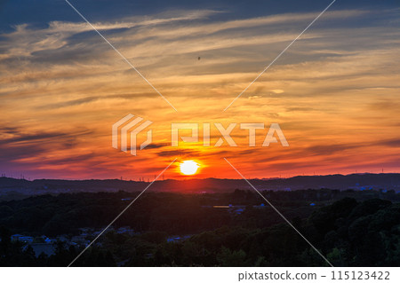 古都奈良東大寺二月堂的夜景，夕陽照耀著薄薄的金色雲彩的生駒山脈⑬。 115123422