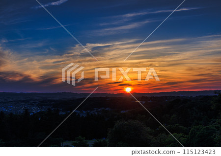 古都奈良東大寺二月堂的傍晚景色，夕陽照耀在薄薄的金色雲彩下的生駒山脈⑭。 115123423