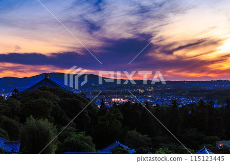 從古都奈良東大寺二月堂眺望的夜景，日落之後，生駒山脈上空殘留著夕陽餘暉，生駒山上空雄偉的雲彩④。 115123445