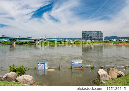 Yodo River swollen due to heavy rain in Hirakata City, Osaka Prefecture 115124345