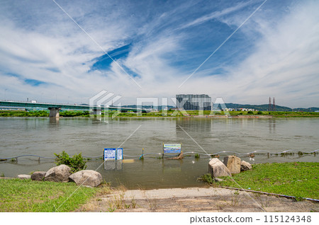 大阪府枚方市因大雨而水位暴漲的淀川 115124348