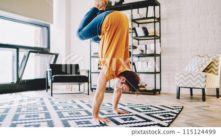 Sportsman practices a healthy and energy lifestyle in modern flat 115124499