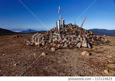 從東山脈的一勢峽山頂眺望磐梯山 從東山脈的一勢峽山頂眺望磐梯山 115124623