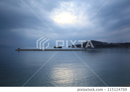 從香川縣小豆島眺望平靜的瀨戶內海 115124789