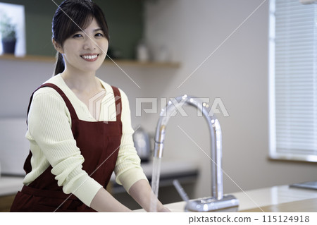 穿著圍裙洗碗的主婦 115124918
