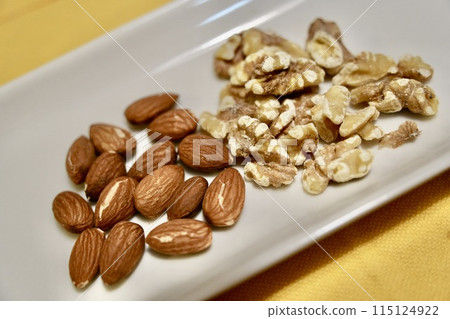 Nuts are rich in vitamins and dietary fiber and are said to be good for beauty and health. Nuts are rich in vitamins and dietary fiber and are said to be good for beauty and health. 115124922