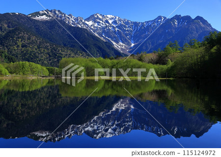 Fresh greenery in Kamikochi: Hotaka mountain range and Taisho pond in the morning 115124972