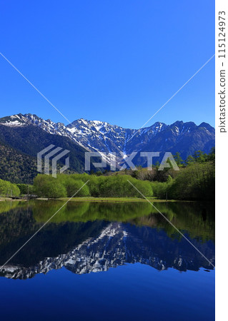 Fresh greenery in Kamikochi: Hotaka mountain range and Taisho pond in the morning 115124973