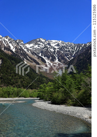 Fresh greenery in Kamikochi: The Hotaka mountain range and Azusa River as seen from Kappa Bridge 115125986