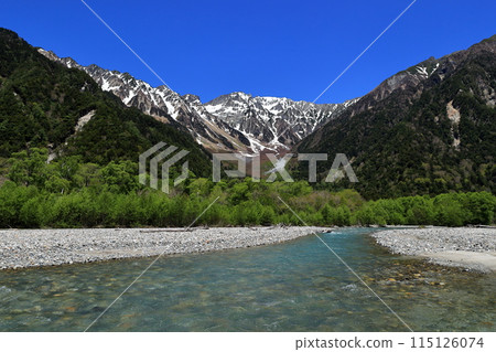 從小西平附近看到的上高地的新綠、穗高山脈和梓川 從小西平附近看到的上高地的新綠、穗高山脈和梓川 115126074