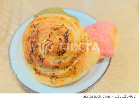蒜味旋渦麵包和草莓哈密瓜麵包 蒜味旋渦麵包和草莓哈密瓜麵包 115126468