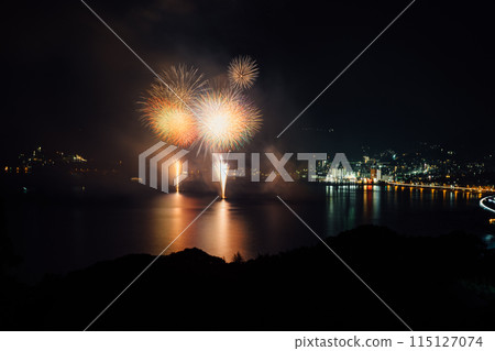 Brilliant fireworks that color the summer haze 115127074