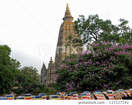 One of the world heritage sites in India, the Mahabodhi Temple is a precious Buddhist site in Bodh Gaya where the Buddha attained enlightenment. 115127242