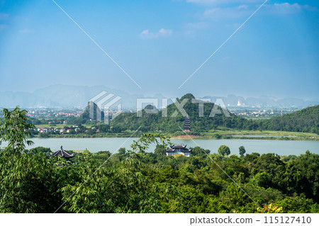 從白亭塔山上俯瞰，白亭塔是東方遺址面積最大的世界遺產，位於越南河內寧平 115127410