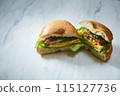手工製作的百吉餅三明治放在大理石上 115127736