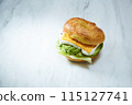 手工製作的百吉餅三明治放在大理石上 115127741