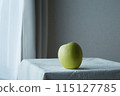 清晨陽光照亮的青蘋果 115127785