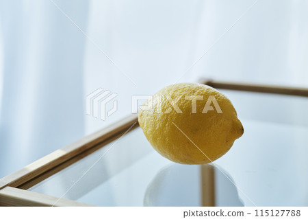 玻璃桌上的檸檬 115127788