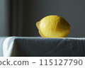 清晨陽光照亮的檸檬 115127790
