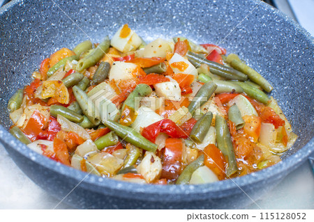 diet vegetable mixture is heated in a frying pan 115128052
