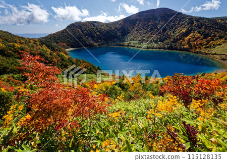 紅葉的五色沼和東山脈的一薩京山 115128135