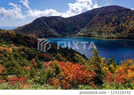 Lake Goshiki and the Azuma Mountain Range with autumn leaves 115128142