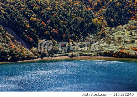 東山脈和五色沼的紅葉風景 東山脈和五色沼的紅葉風景 115128240