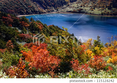 Autumn foliage at the Agatsuma Mountain Range and Goshiki-numa 115128242