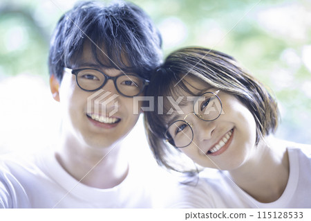 戴眼鏡的年輕夫婦 115128533
