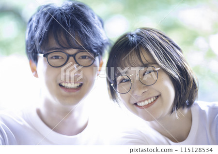 戴眼鏡的年輕夫婦 115128534