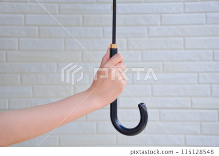 孩子的手撐著傘 115128548