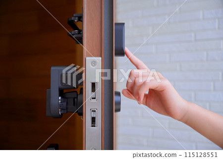 孩子的手打開前門 孩子的手打開前門 115128551