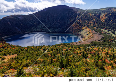 從 Iagata 山、東山脈、Issatsukyoyama 看到的五色沼的紅葉 從 Iagata 山、東山脈、Issatsukyoyama 看到的五色沼的紅葉 115128591