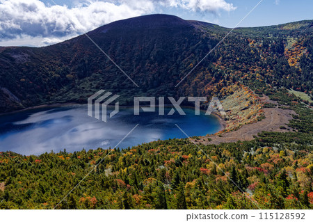 從 Iagata 山、東山脈、Issatsukyoyama 看到的五色沼的紅葉 從 Iagata 山、東山脈、Issatsukyoyama 看到的五色沼的紅葉 115128592