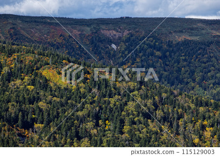 Yabeidaira and Meigetsuso as seen from the Azuma Mountain Range trail 115129003