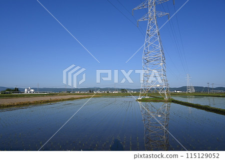 反映在稻田裡的鋼塔 115129052