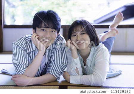 躺下放鬆的情侶 躺下放鬆的情侶 115129182