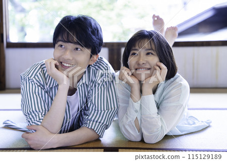 couple lying down and relaxing 115129189