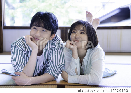 躺下放鬆的情侶 115129190