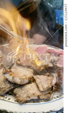 木炭烤肉 用燃燒的火焰、肉和鉗子進行木炭烹飪 115129477