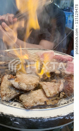 木炭烤肉 用燃燒的火焰、肉和鉗子進行木炭烹飪 115129478