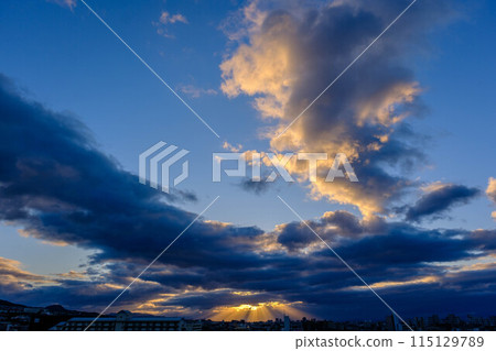 城市的黎明。陽光從雲層縫隙中漏進來，天使的天梯降臨。從神戶市的高層公寓大樓眺望蘆屋 115129789