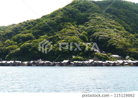 This is the northern tip of the Tango Peninsula, where the boathouses of Ine are located. This is the northern tip of the Tango Peninsula, where the boathouses of Ine are located. 115129862