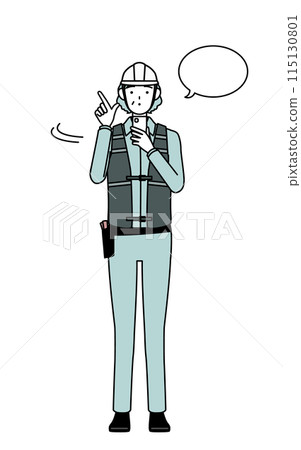 一位戴著頭盔和工作服的高級女工程師操作智慧型手機 一位戴著頭盔和工作服的高級女工程師操作智慧型手機 115130801