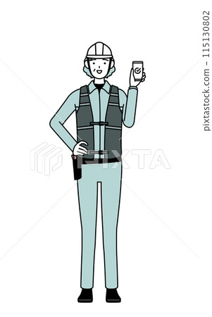 戴著頭盔和工作服的高級女工程師在工作時使用智慧型手機 戴著頭盔和工作服的高級女工程師在工作時使用智慧型手機 115130802