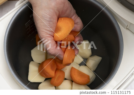 電鍋菜肉和土豆 115131175