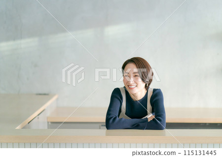 在一家咖啡館工作的女性員工 115131445