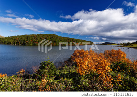 東山脈和鐮沼的紅葉風景 東山脈和鐮沼的紅葉風景 115131633