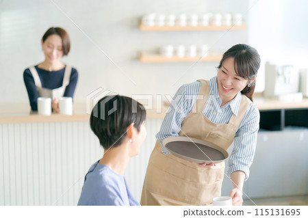 在咖啡館工作的人 115131695