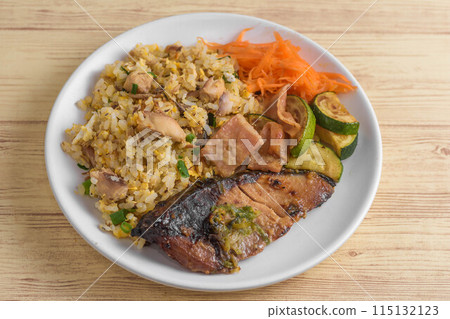 烤鰤魚青花魚飯一盤 115132123